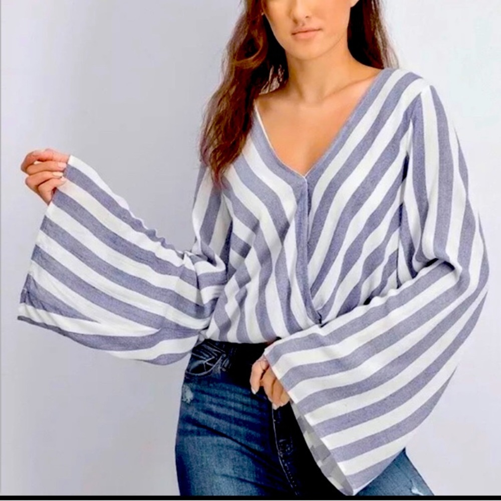 Sadie & Sage Bell Sleeve.? striped blouse size M - Picture 2 of 6